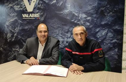 Karim Ben Slimane, directeur Risques et Prévention du BRGM, et Jean-Marc Bedogni, directeur général de l'Entente Valabre, ont signé un accord de partenariat