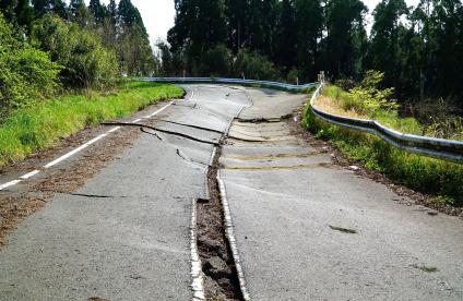 Road collapse following an earthquake in Kunamoto (Japan).