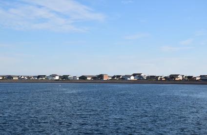 En juin 2021, le village de Miquelon vu depuis le bateau de liaison avec Saint-Pierre. 