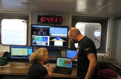 Surveillance du poste de suivi d’acquisition acoustique lors de la mission à bord du Marion Dufresne qui a permi la découverte du nouveau volcan en mai 2019.