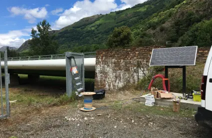 Installation d’un panneau solaire pour l’alimentation autonome des capteurs sismiques sur le pont (Fos, 2021).