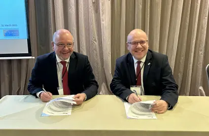 Le président du BGR, Ralph Watzel, et le directeur général délégué du BRGM, Christophe Poinssot, ont signé un accord de coopération lors de la 54e assemblée générale d'EuroGeoSurveys, le 21 mars 2023 à Dublin (Irlande).