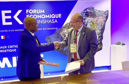 Signature d’un accord-cadre de partenariat entre Kampata Dona, directeur général du Service géologique national du Congo (SGN-C), et Christophe Poinssot, directeur général délégué du BRGM, le 4 mars 2023 à Kinshasa.