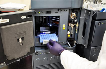 Le spectromètre de masse est utilisé pour analyser des échantillons à la recherche de métabolites de substances phytosanitaires.