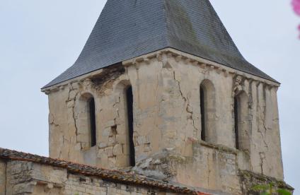 Fissures structurelles affectant le clocher de l’église de la Laigne (Charente-Maritime), à l’épicentre du séisme du 16 juin 2023.