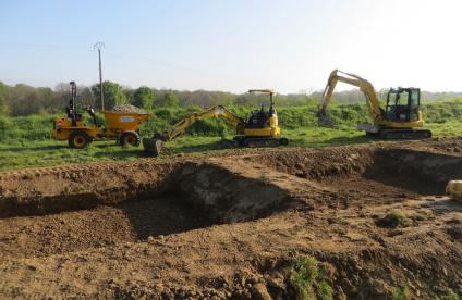 Chantier d’installation du pilote de construction de terre fertile sur le site de La Hisse (Saint-Samson-sur-Rance, 2022).