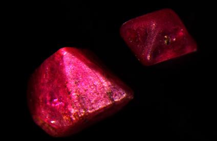 Rubis bruts automorphes mesurant respectivement 2 et 3 mm de diamètre, vus à la loupe binoculaire (Sri Lanka, 2013) 