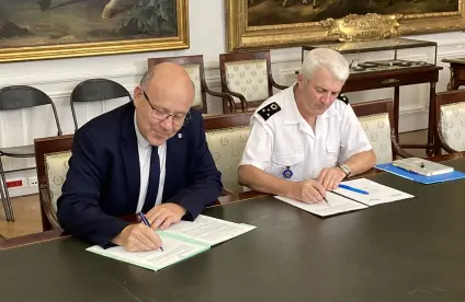 Christophe Poinssot, directeur général délégué du BRGM, et le général Dupont de Dinechin, directeur adjoint du service d’infrastructure de la Défense (SID) ont signé le 1er octobre 2023 un nouvel accord entre le BRGM et le ministère des Armées.