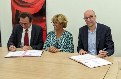 Nicolas Gendreau and Sylvie Cassou-Schotte, respectively Managing Director and Chair of the Bordeaux Métropole Water Authority, and Nicolas Pédron, BRGM Regional Director, at the signing of the partnership between the two organisations on 5 October 2023.