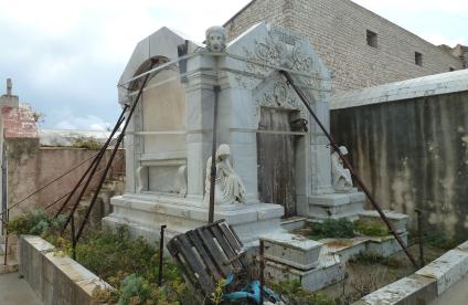 Tombeau Quilici dans le cimetière marin de Bonifacio, intégralement en marbre de Carrare (Italie), 2022.