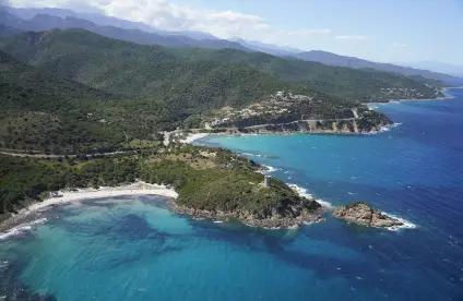 Alternance de côte rocheuse et de plages de poche sableuses (Sainte-Lucie-de-Porto-Vecchio, Corse, 2022).