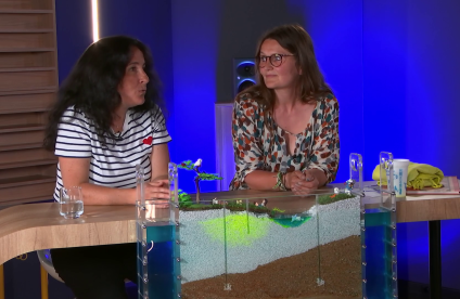 Marie Pettenati et Géraldine Picot, hydrogéologues au BRGM, sur le plateau de l’émission Science en questions.