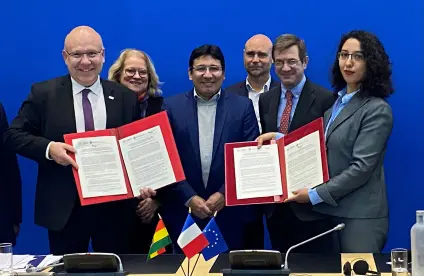 Christophe Poinssot, directeur général délégué du BRGM, et Karla Calderón Davalos, présidente de l’entreprise publique Yacimientos de Litio Bolivianos (YLB), ont signé le 29 février 2024 un accord de coopération pour travailler ensemble sur l'hydrogéologie des salars boliviens.