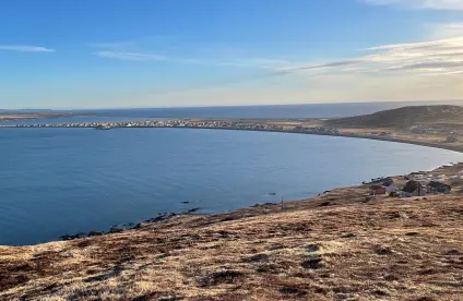L’isthme et la plaine de Miquelon, reliant la presqu’île du Cap au nord avec la presqu’île de Grande Miquelon au sud, sur lequel s’est développé le bourg de Miquelon (Miquelon, 2023).