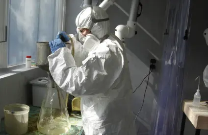 Un géochimiste analysant un prélèvement de sol pollué au mercure, Orléans