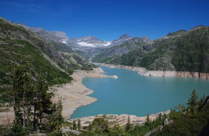 Le lac du barrage franco-suisse, Suisse
