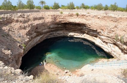 Un trou dans une formation calcaire, Oman 