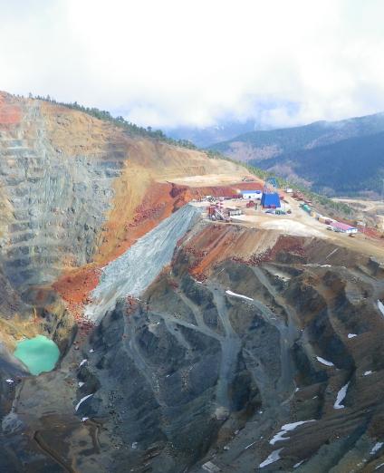 Vue de la mine de cuivre à ciel ouvert de Küre