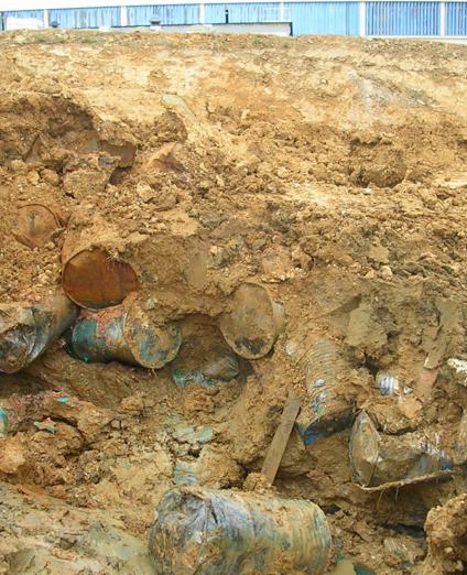 Déchets découverts lors de travaux de terrassement (2005). 
