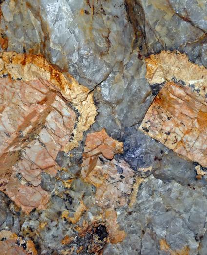 Pegmatites :  roches contenant des substances minérales utilisées dans les technologies vertes (Haute-Vienne, 2015).