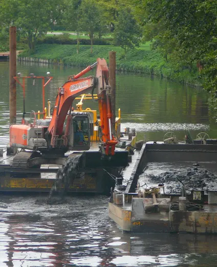 Mechanical dredging of polluted sediments on the Lens canal, Pas-de-Calais