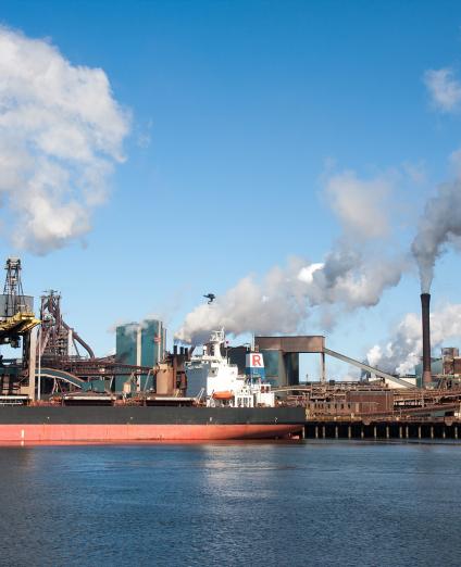 Vue d'une usine et de ses cheminées rejetant de la fumée, Pays-Bas