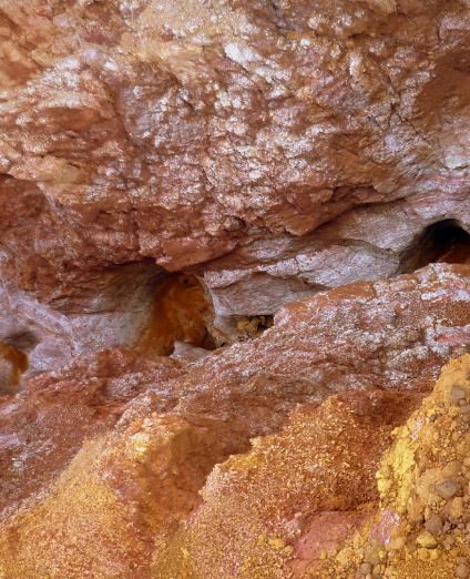 Ravinement dans des altérites de gabbro riches en argiles, Nouvelle Calédonie