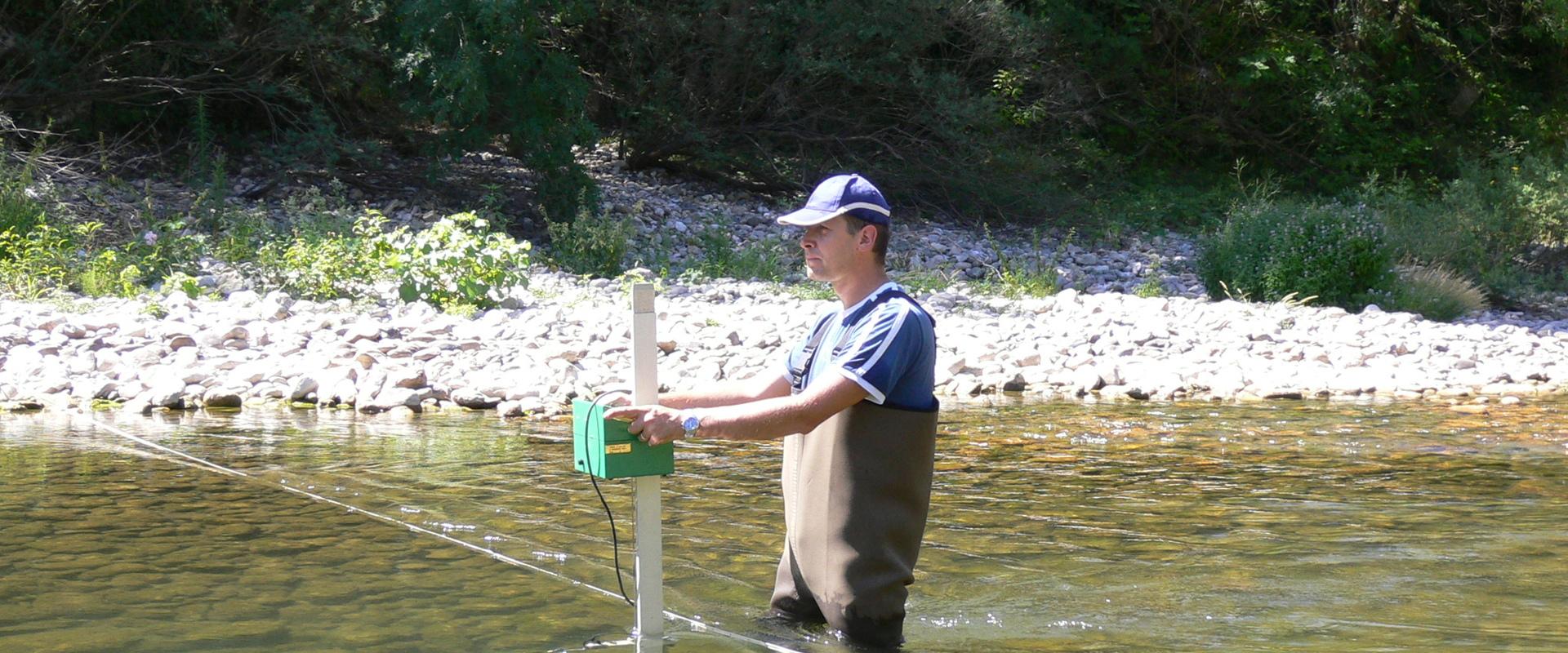 River flow measurement with a micro-current meter, Hérault