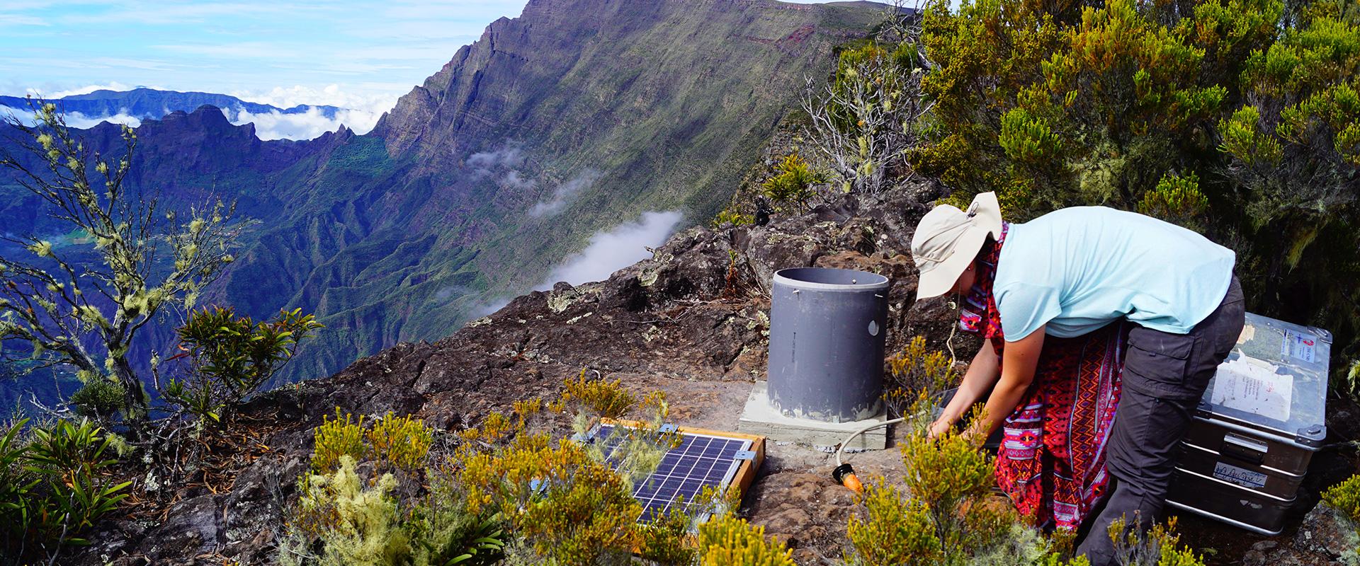 Station sismique sur le rempart du Maïdo, La Réunion