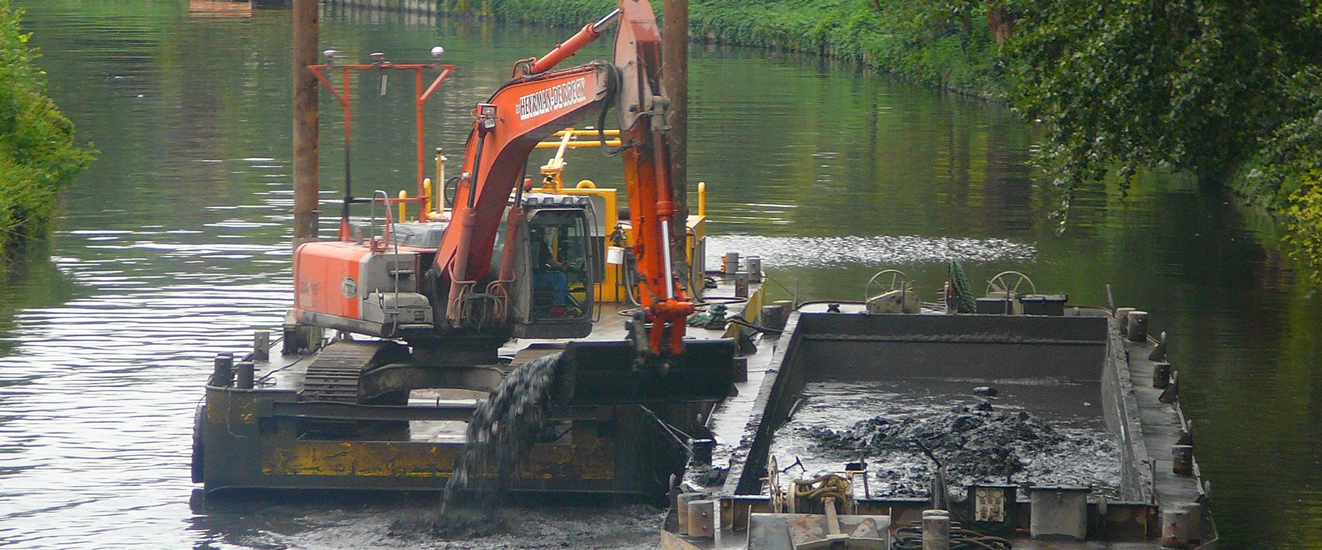 Dragage mécanique de sédiments pollués sur le canal de Lens, Pas-de-Calais