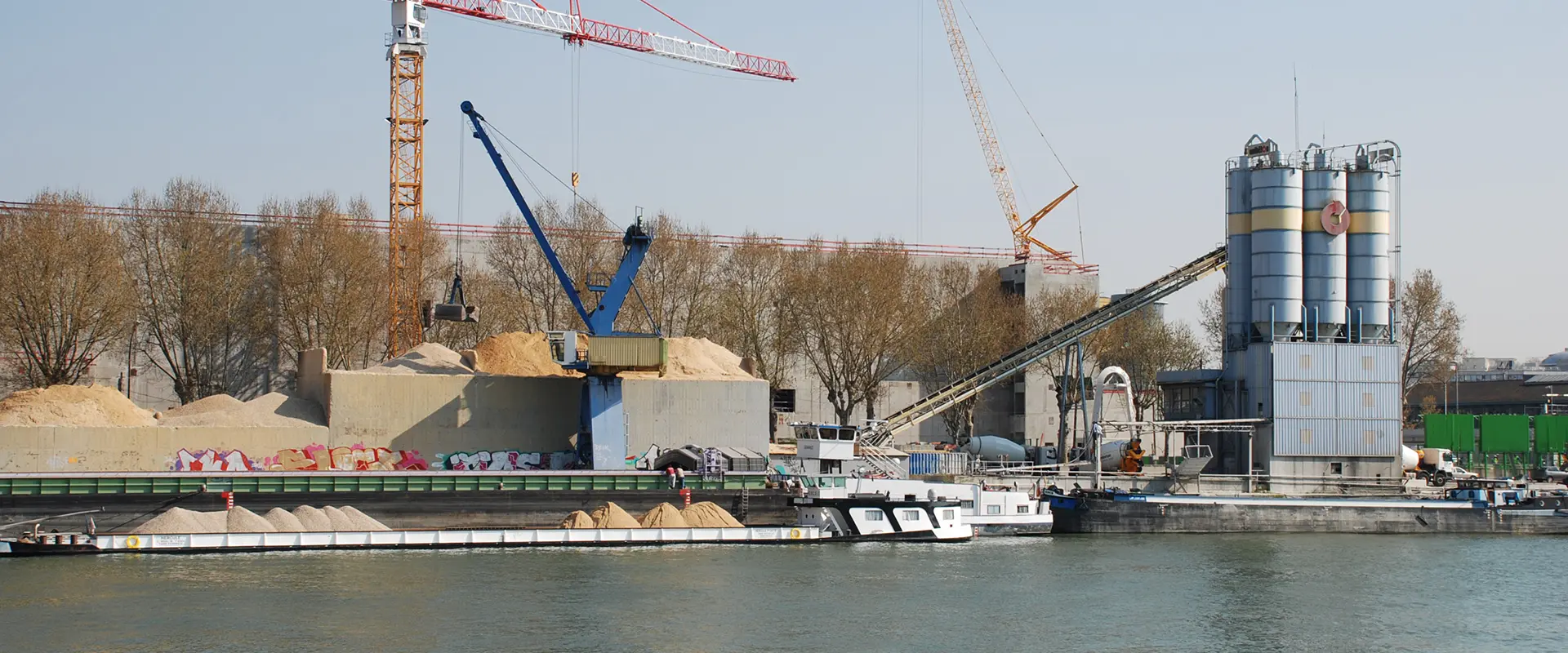Livraison et déchargement de sable par barge, Île-de-France