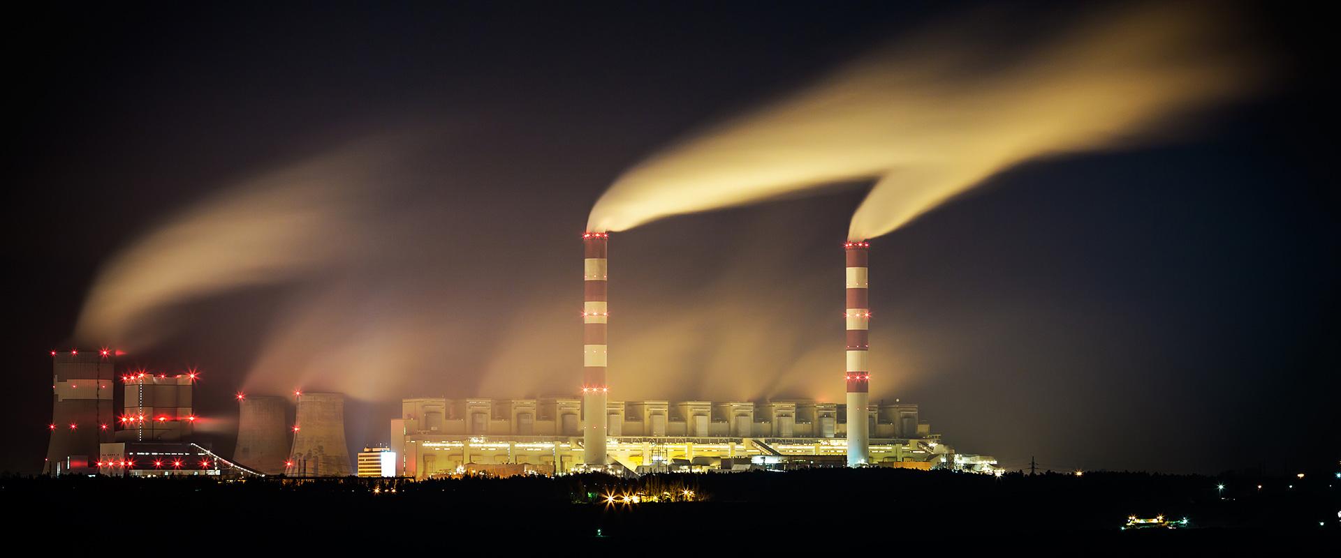 Vue des émissions de vapeur d'une centrale nucléaire, Pologne