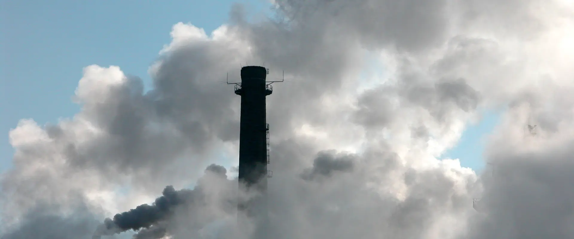 Vue d'une industrie rejetant du CO2
