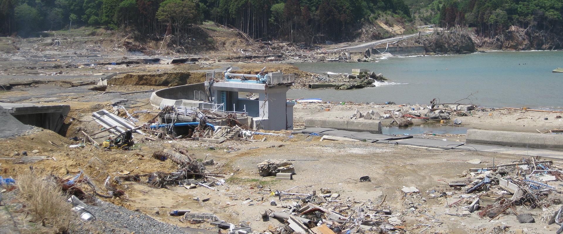 Village de pêcheurs japonais détruit par le tsunami, Japon