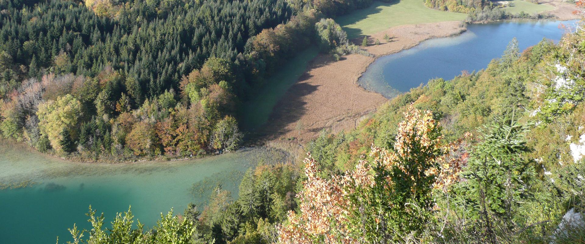 Vue d'automne sur des lacs d'origine glaciaire appelés le Grand Maclu et le petit Maclu, Jura