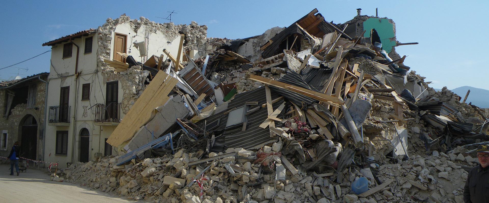 Effondrement de maisons suite au séisme des Abruzzes, Italie