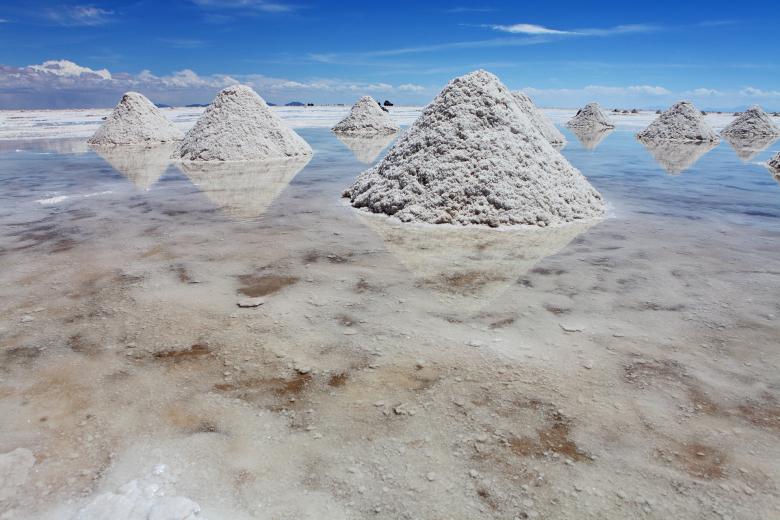  Tas de sel dans le salar d'Uyuni, désert de sel et plus grand gisement mondial de lithium 