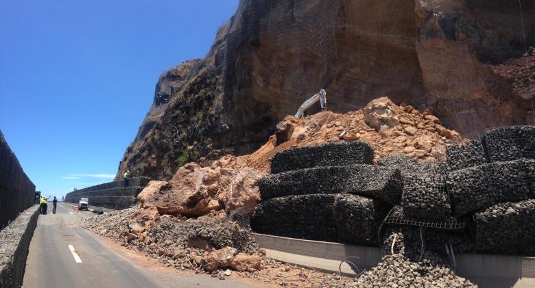 Rockslide on the coast road (RN1) in La Réunion 