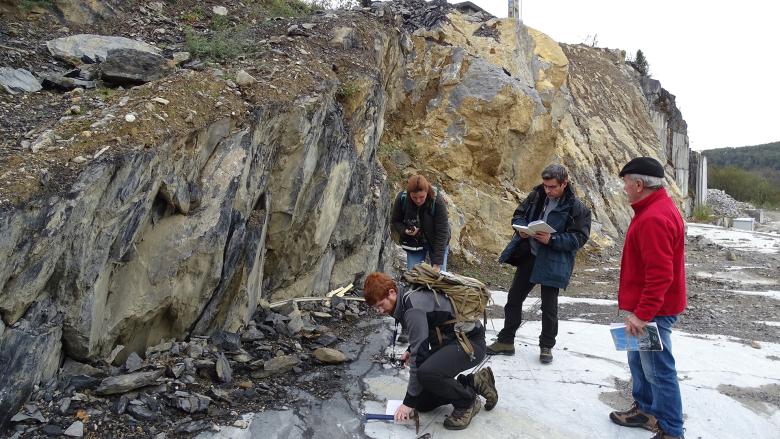 Géologues de terrain en mission dans les Pyrénées