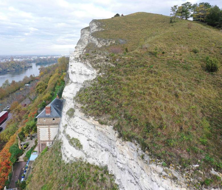 Chalk cliff, showing threat to installations below (Belbeuf, Seine-Maritime, 2020). 