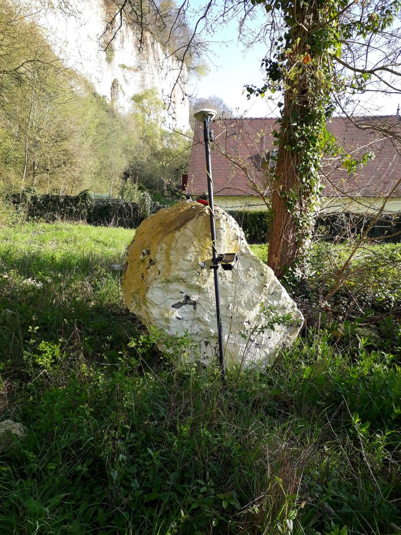 Fallen rock from the chalky plateau (Villequier, Seine-Maritime, 2020). 