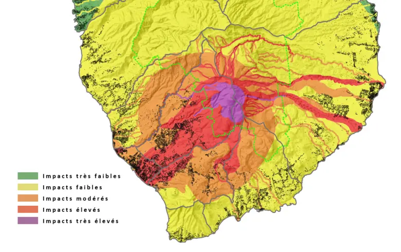 Cartographie intégrée des aléas volcaniques pour le sud Basse-Terre (Guadeloupe). En pointillé vert, les limites du Parc National de la Guadeloupe et en noir le bâti indifférencié