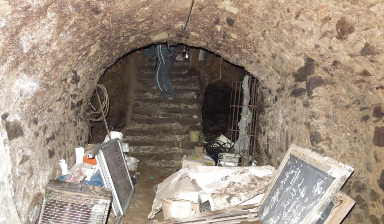 Accès par escalier dans une cavité de Limoges (Haute-Vienne, 2019).
