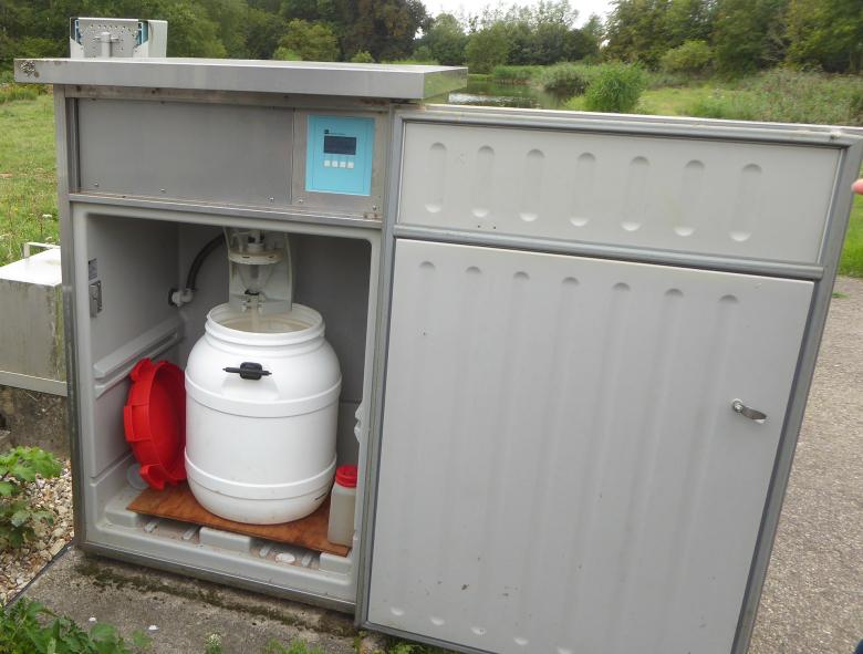 Préleveur automatique asservi au débit permettant de collecter les effluents d’une station d’épuration (Saint Ouen de Thouberville - octobre 2020). 