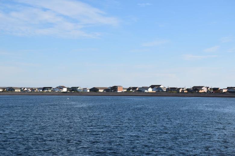 En juin 2021, le village de Miquelon vu depuis le bateau de liaison avec Saint-Pierre. 