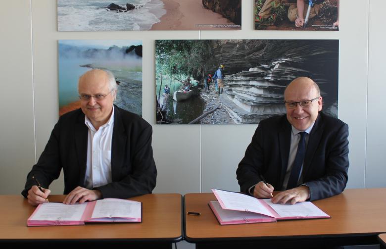 Jean-François Claver, directeur industriel d’Imerys, et Christophe Poinssot, directeur général délégué du BRGM, signent un accord-cadre le 23 mars 2022 à Paris
