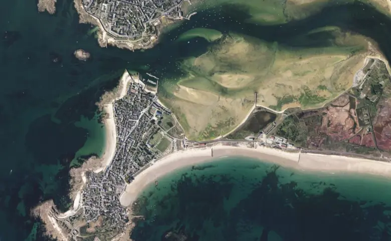 Photographie aérienne de la presqu'île de Gâvres dans le Morbihan. 