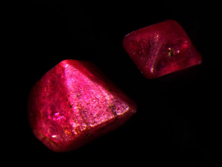 Automorphic rough rubies measuring 2 and 3 mm in diameter respectively, viewed under a binocular loupe (Sri Lanka, 2013).