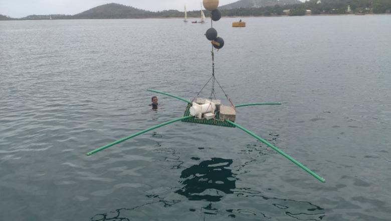 Mise à l’eau d’une station magnétotellurique marine (Lagon de Mayotte, 2021)