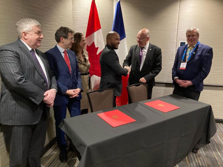 Rinaldo Jeanty, sous-ministre adjoint des ressources naturelles du Canada, et Christophe Poinssot, directeur général délégué du BRGM, ont signé le 5 mars 2024 une convention de partenariat entre les services géologiques nationaux canadien et français.